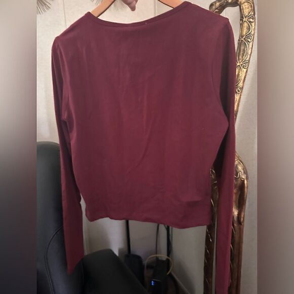 TRUE RELIGION Burgundy Long Sleeve Notch Logo Urban Tee Women's size: La… - Picture 11 of 17